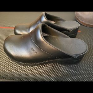 Womans leather Sanita clogs. Sz 40